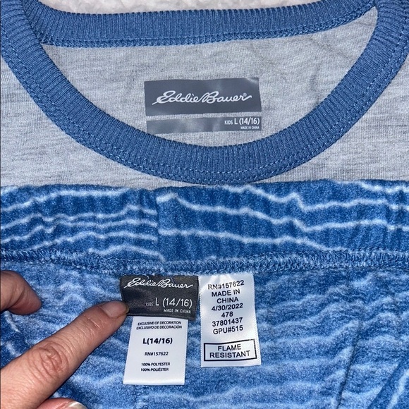 Eddie Bauer Pajama Set Gray and Blue with Mountain Graphic - Picture 4 of 5